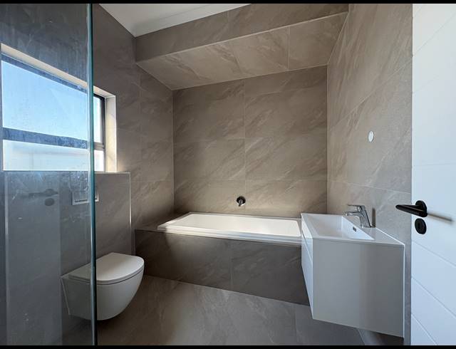5 BEDROOM HOUSE FOR SALE IN SANDOWN